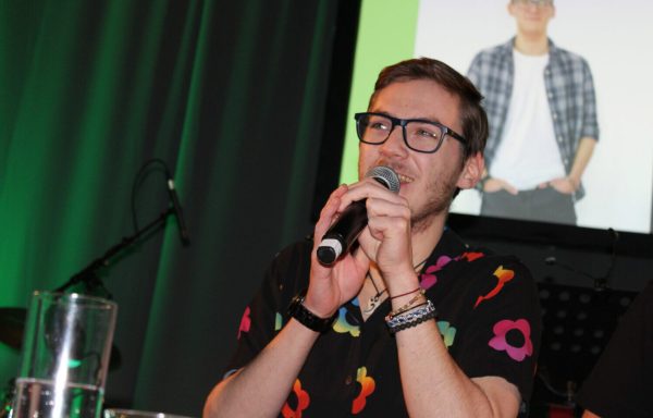 Merlin moderiert bei einem Event